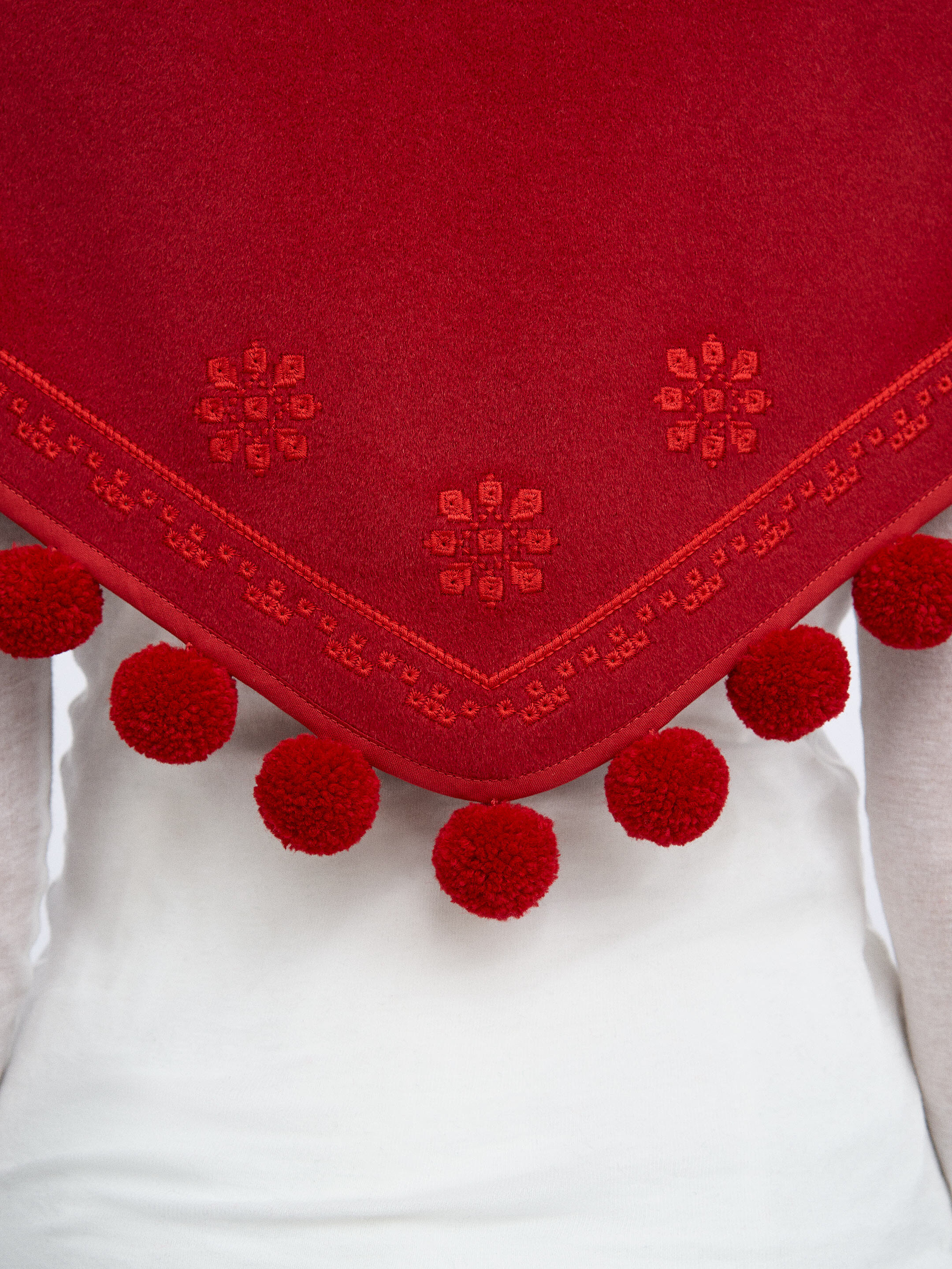 The “Vatra” scarf in red photo