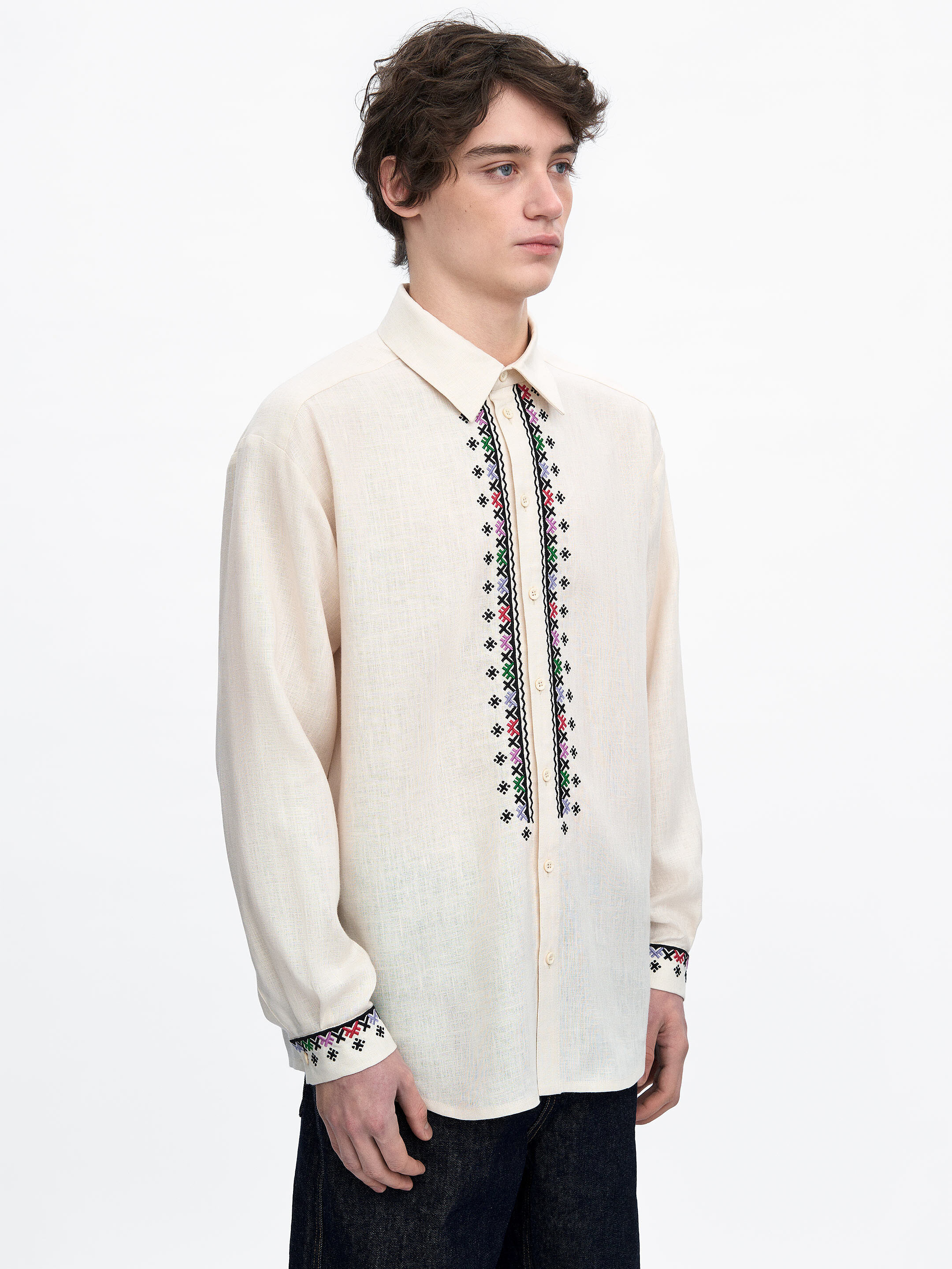 Mandrivnyk light shirt fitting