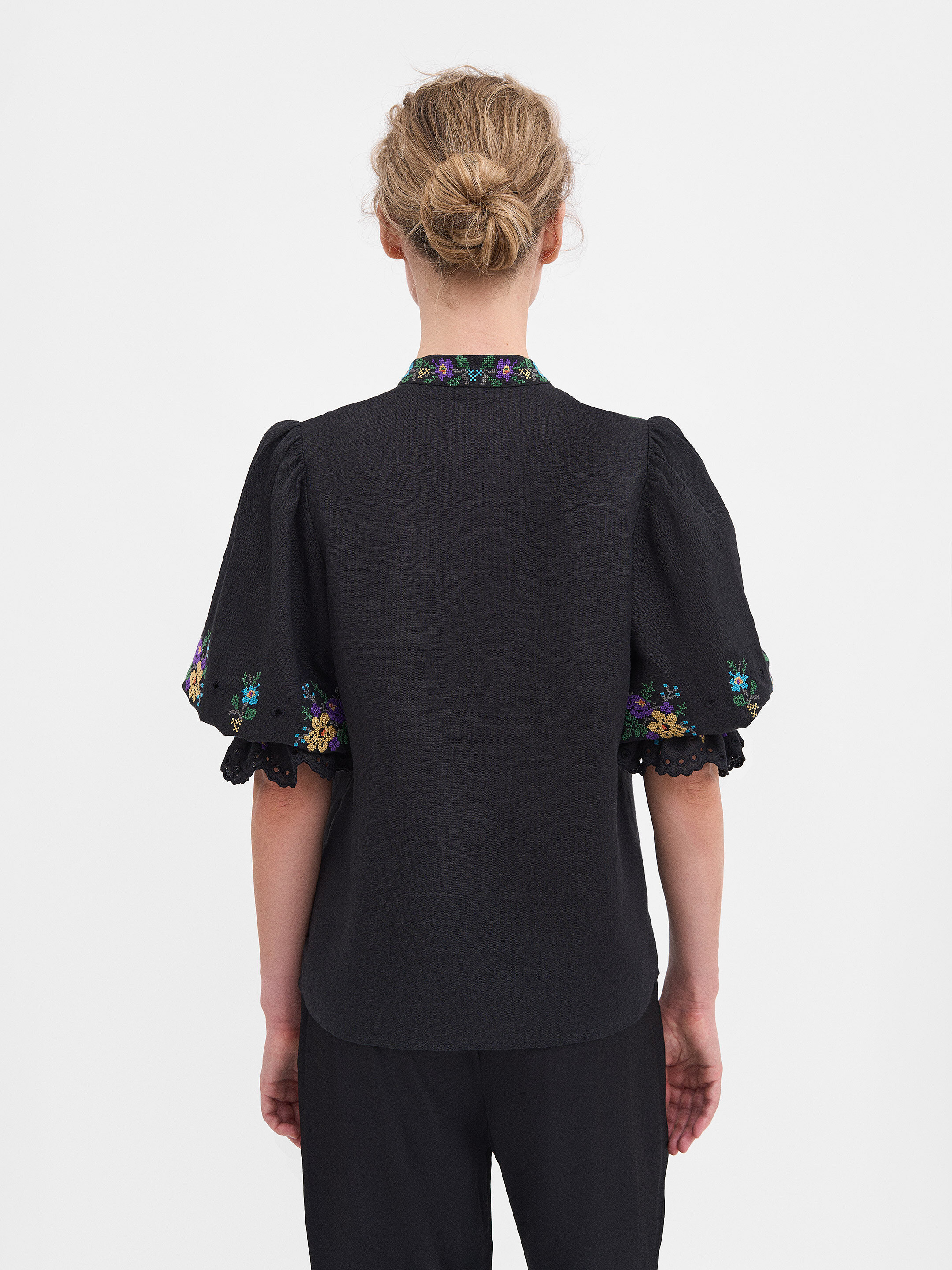 “Vesnoviy” black short-sleeved blouse photo