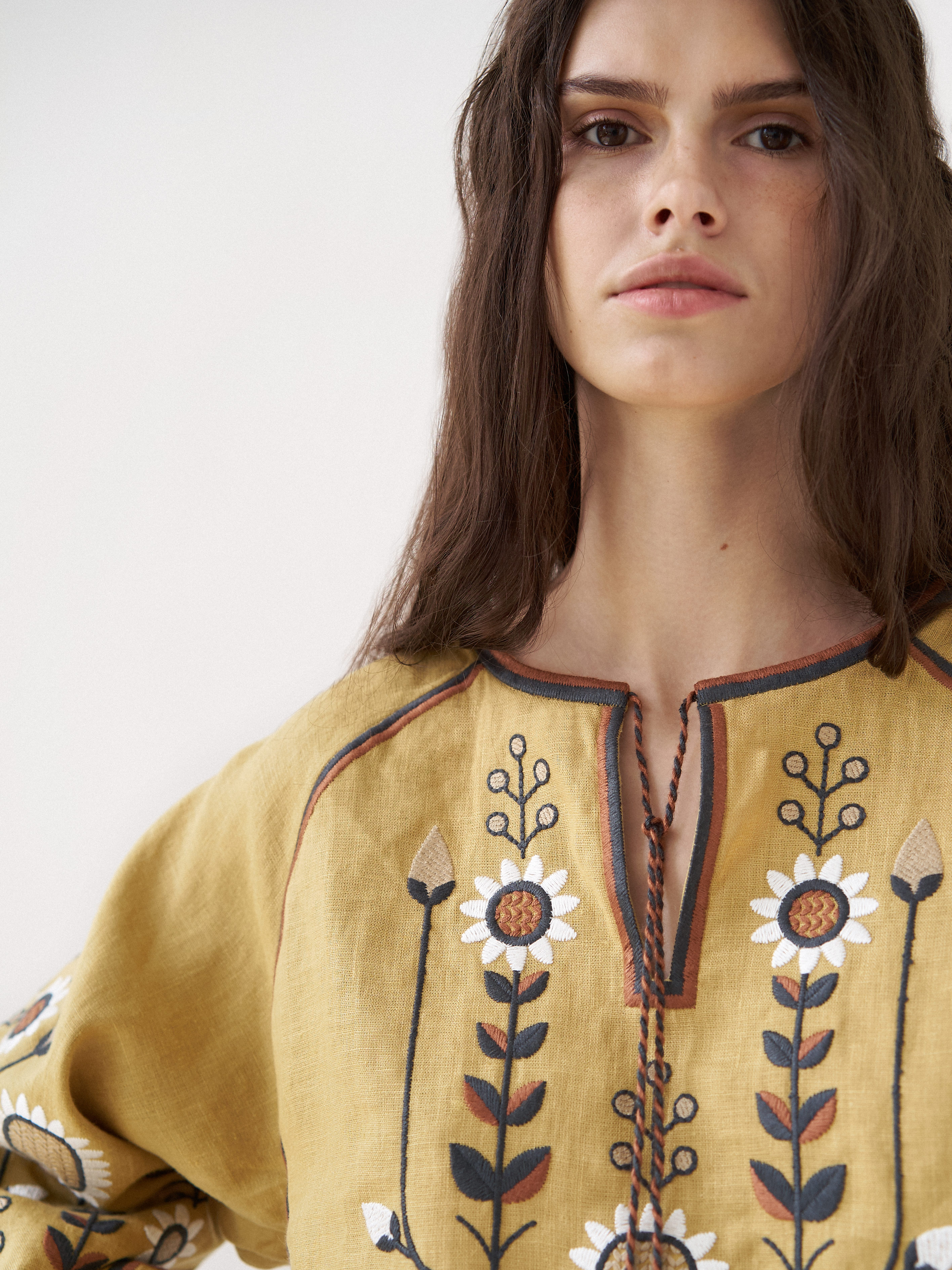 Женская вышиванка с растительным орнаментом Sonyakh